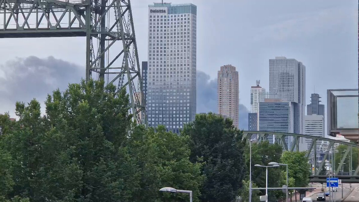 Grote brand bij Waalhaven in Rotterdam