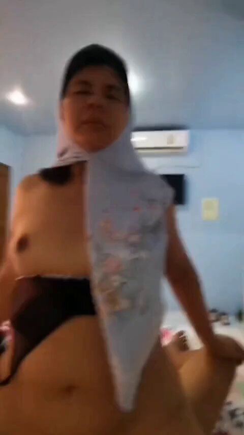 emak berhijab masih pandai mengulek