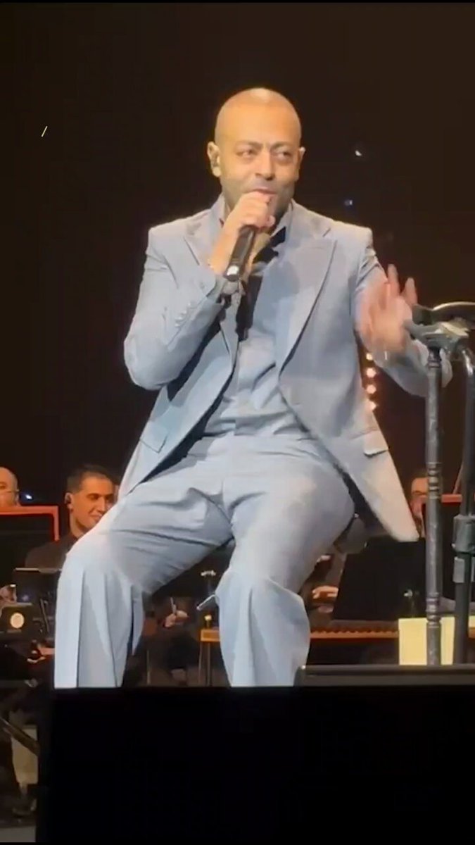 تامر عاشور يطل على جمهور مهرجان موازين بالعكاز ويستأذنهم للغناء جالساً .. ويقدم أبرز أغانيه وألحانه من تعاوناته مع أصالة، آمال ماهر، أليسا وشيرين وسط تفاعل كبير #Tamer_Ashour 