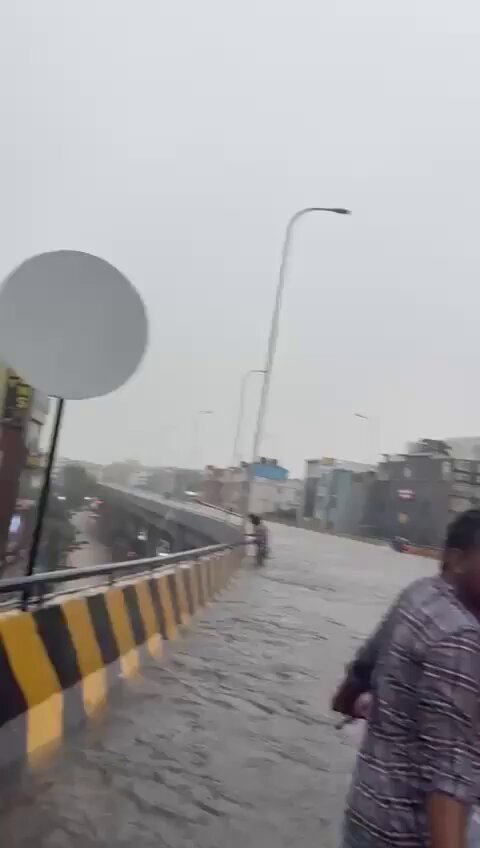 [問卦] 印度的高架橋居然可以淹水到膝蓋？