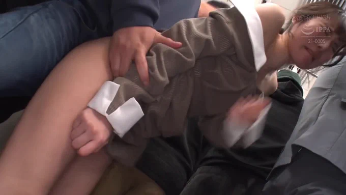 マキシワンピの中の固定バイブが抜き取れず腰をくねらせイキ漏らす女