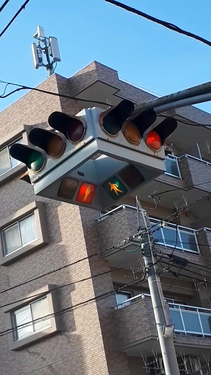 モチーフ編み　信号機 風景に溶け込みすぎ！細部までこだわりきった信号機ジオラマに