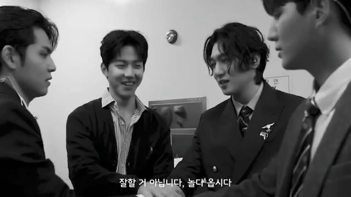 DAY6　ヨンケイ⑱ youngk's dimple & flower pose lover on X: 