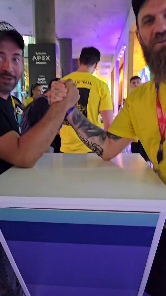 Callahan and Dean Machine arm wrestling at APEX Budapest 2025