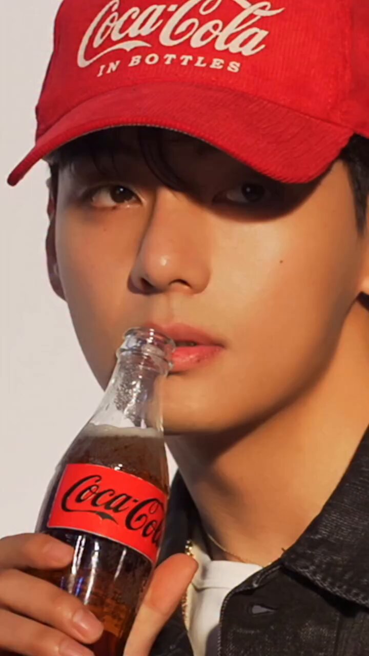 [BTS V 着用] Cats Eye Pop_N (Red) BTS V 着用] Cats Eye Pop_N (Red)