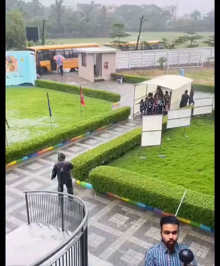 baarish aa rhi hai hume Picture