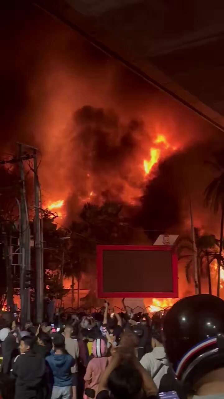 [問卦] 印尼暴動燒市議會 公務員被困跳樓