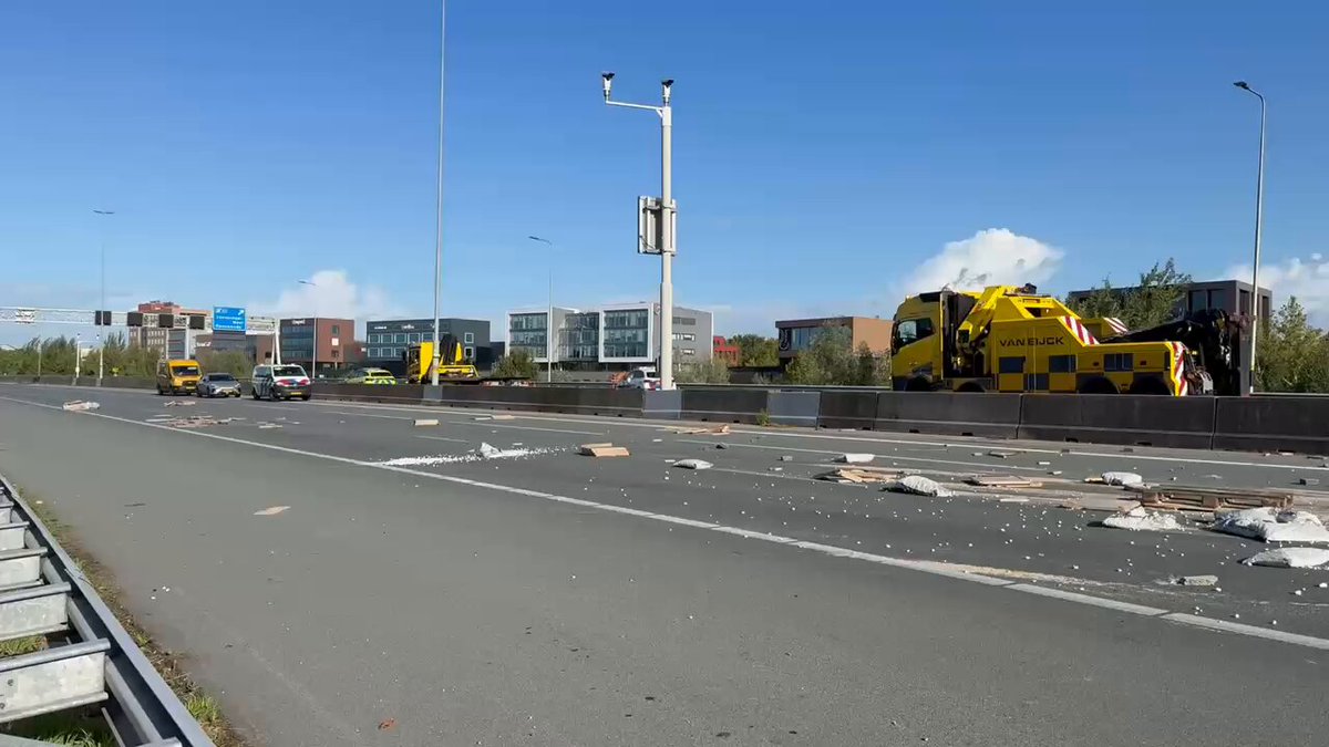 Zwaar ongeval A12, vrachtwagen op zijn kant