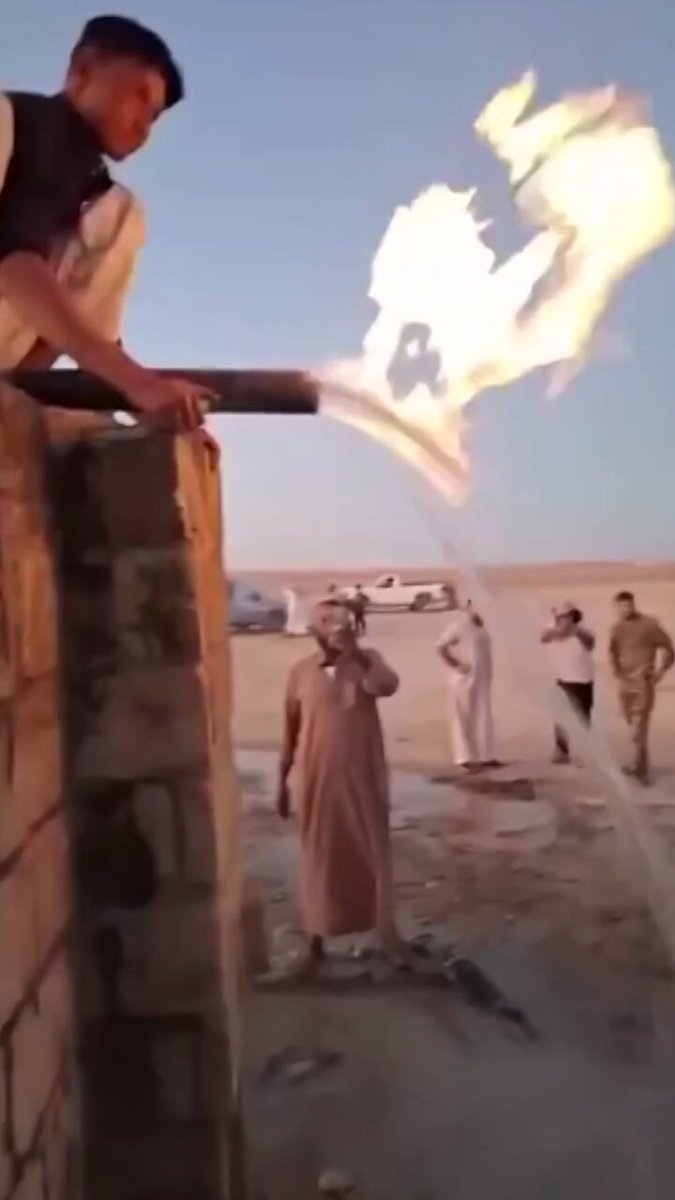 أهالي السخنة تفاجؤوا بخروج غاز قابل للاشتعال مع مياه بئر جديد، في مشهد أثار فضول وحيرة واسعة #سوريا 