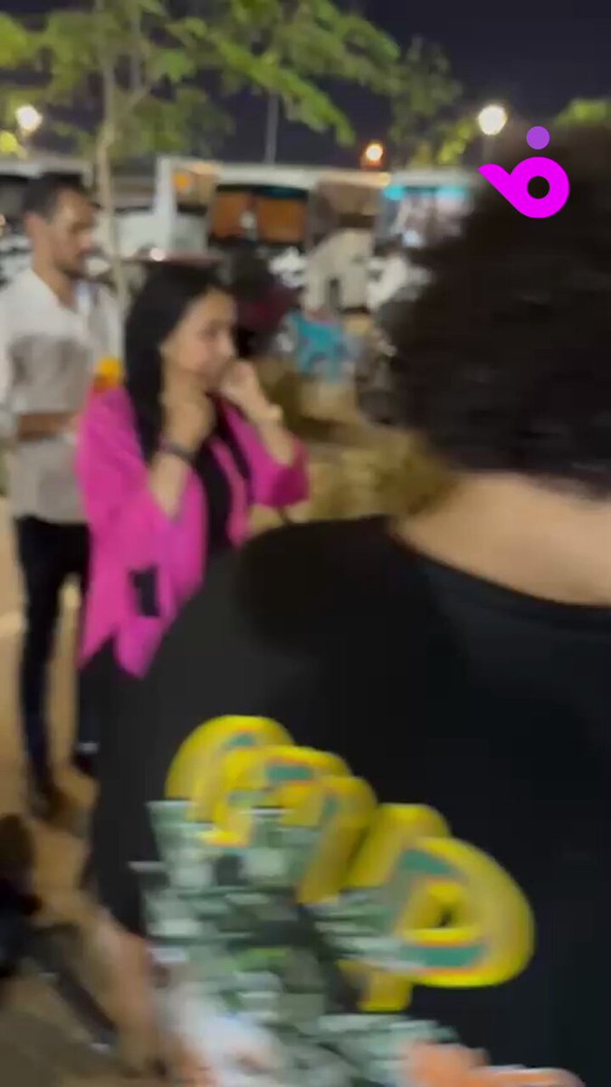 النجمة رانيا يوسف تلفت الأنظار بموقفها الإنساني مع أحد المعجبين الذي طلب منها تسجيل حلقة لبرنامج خاص به على مواقع التواصل.. فلم تتردد وأعطته رقمها على الفور 