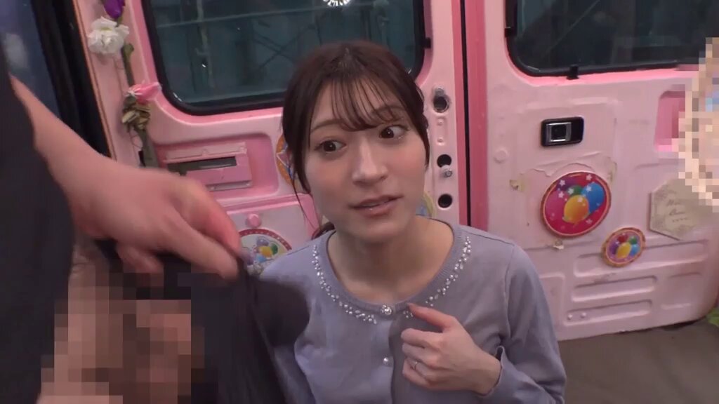 愛する夫の目の前で清楚な人妻が…

「お口だけでコンドーム装着」に挑戦

ノーハンドでデカチンを咥えオマ○コは欲しがり汁が溢れ出す

旦那の目の前で寝取って最後はゴムを外して生中出し…