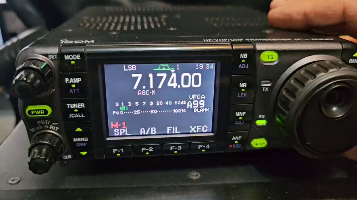 ICOM IC−7000 ICOM IC-7000 ICOM IC-7000 HF/VHF/UHF All Mode Transceivers