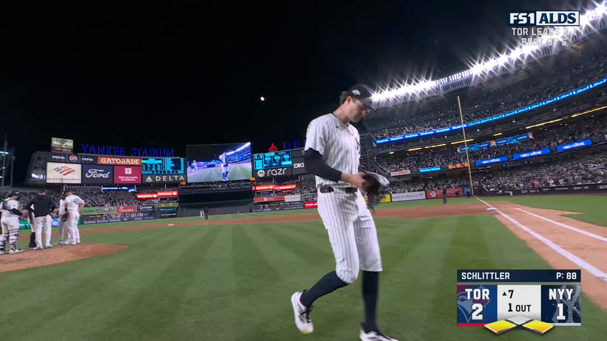 Cam Schlittler left to a standing ovation in the 7th 👏 