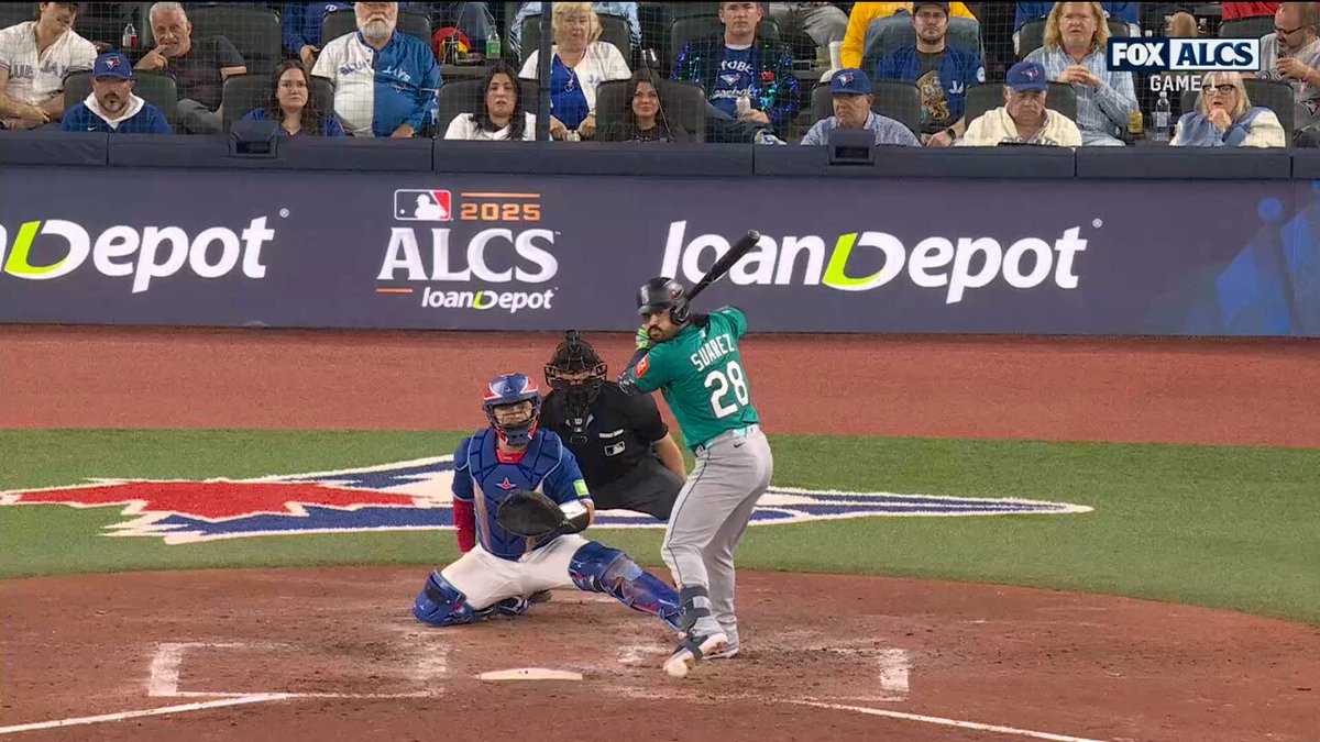 Eugenio Suárez just missed a leadoff home run in the 7th!

📺: FOX 