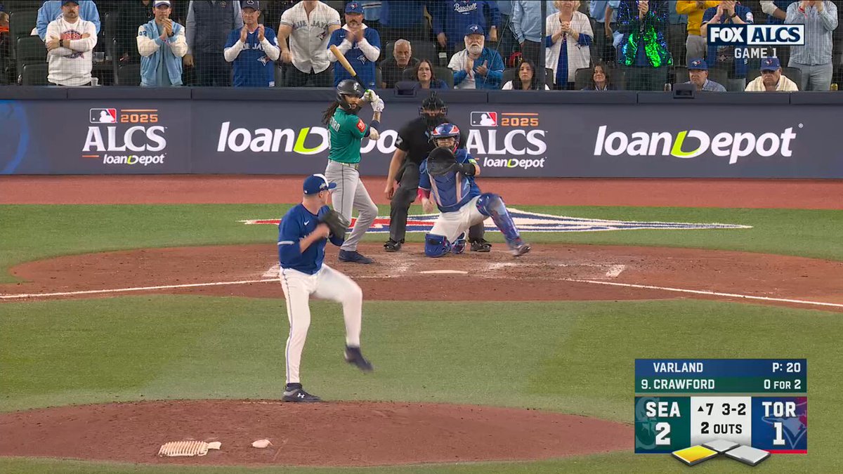 Louis Varland worked around the leadoff double to keep it a one run game in the 7th!

📺: FOX 