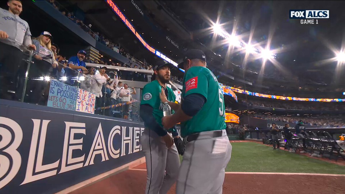 Here comes Andrés Muñoz as the @Mariners look to close out a Game 1 win in the ALCS

📺: FOX 