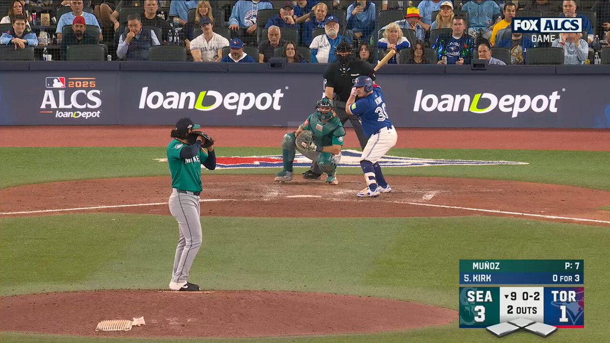 The @Mariners retired 23 of the last 24 and held the Blue Jays to just two hits to take Game 1 of the ALCS! 