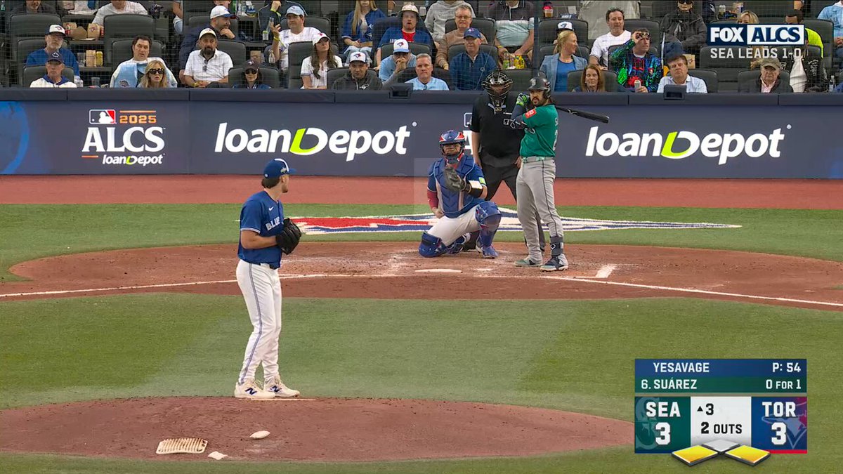 What a diving catch by Daulton Varsho to end the inning!

📺: FOX/FS1 