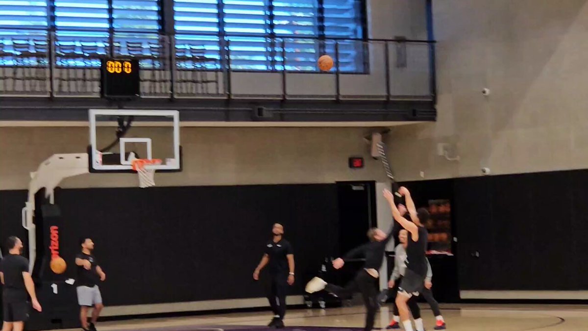 Devin Booker worked a little later than normal after a morning shootaround.

I'd be shocked if he plays tonight in final preseason game against Lakers. #Suns 