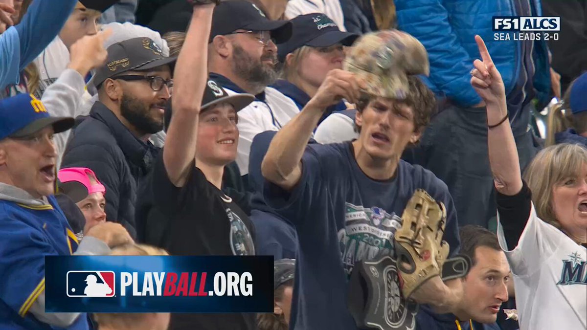 Regardless of the score, these Mariners fans are having a good time 😆

📺: FS1 