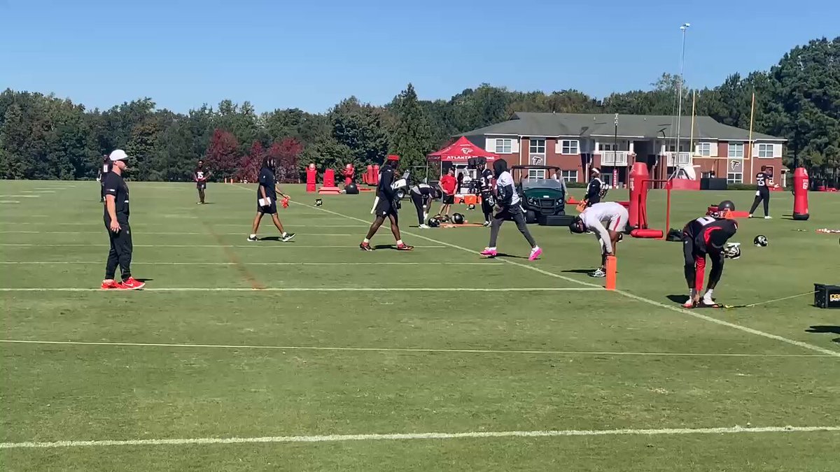 Darnell Mooney out here in gray sweats instead of shorts as Falcons prep for practice. 