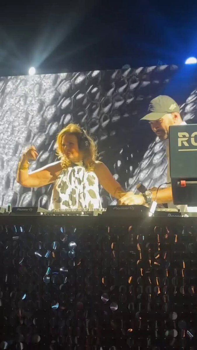 يسرا ، تامر حبيب، شيرين رضا ونجيب ساويرس إلى جانب دي جي رودج في الجونة after party 