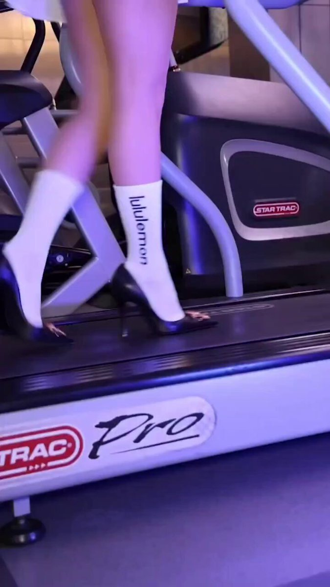 "أنا جاية من المستقبل" هيفاء وهبي على ال treadmill على أنغام أغنيتها من ألبوم Mega Haifa وتسأل: ما هي أغنيتكم المفضلة من الألبوم وقت التمارين؟ 