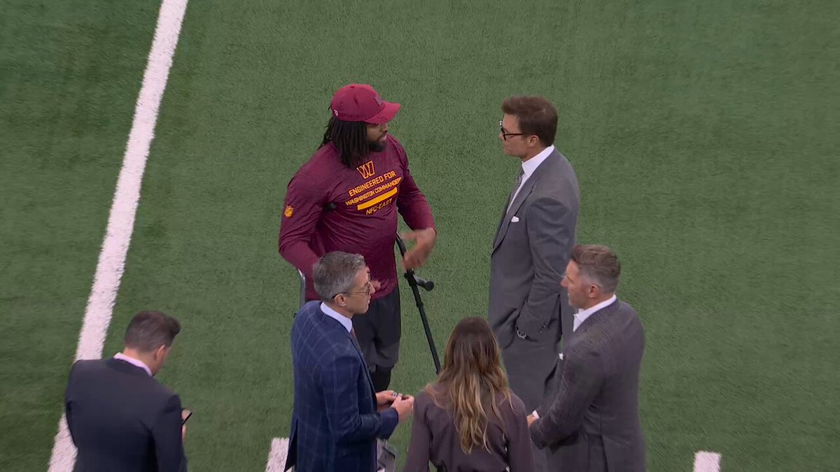 Tom Brady chatting with former Patriots teammate Deatrich Wise Jr. ahead of Commanders-Cowboys 🔥 