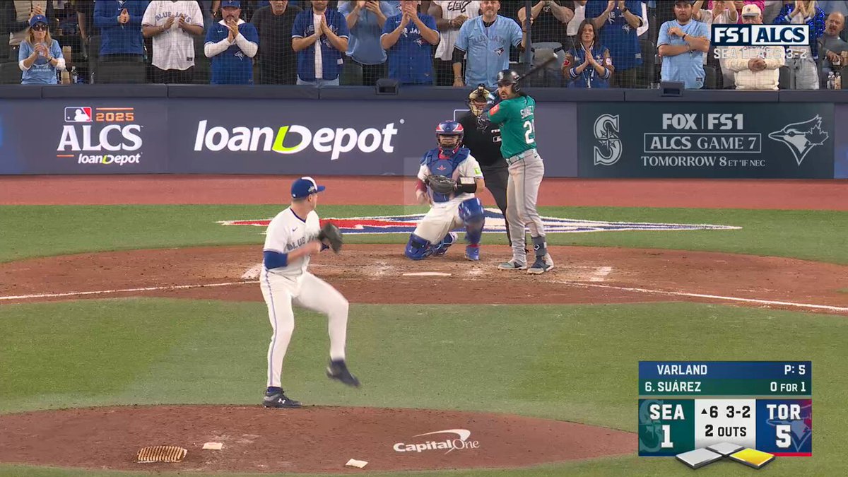 Eugenio Suárez with a 2-out base hit to bring in another run!

📺: FS1 