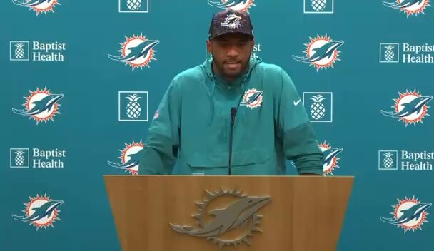 #Dolphins QB Tua Tagovailoa said part of the reason he didn’t target Jaylen Waddle much vs. the #Browns was because he had trouble seeing him over the O-line and D-line:

“I’m not the tallest guy back there. Sometimes when that happens you don’t want to just throw it blindly.” 