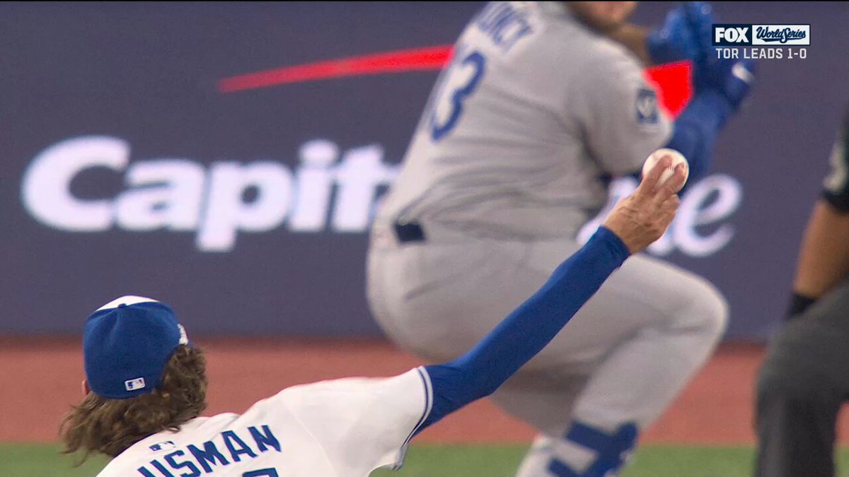 Max Muncy watches it fly!
📺: #WorldSeries on FOX