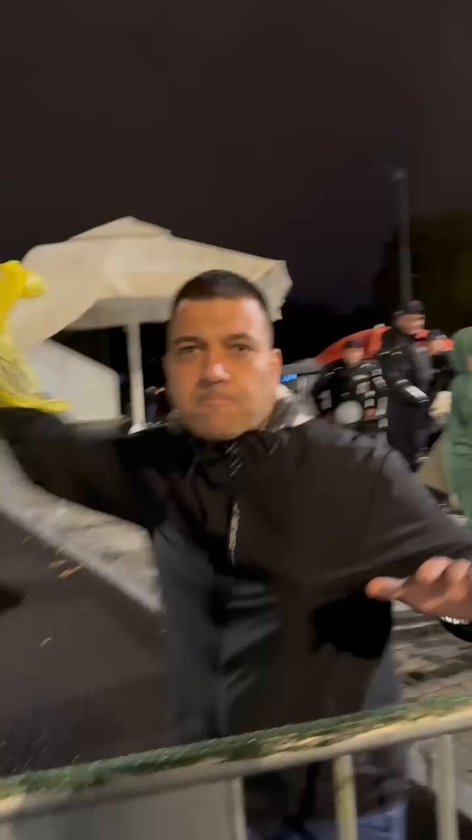 Biz uni diskotekada kuzatdik