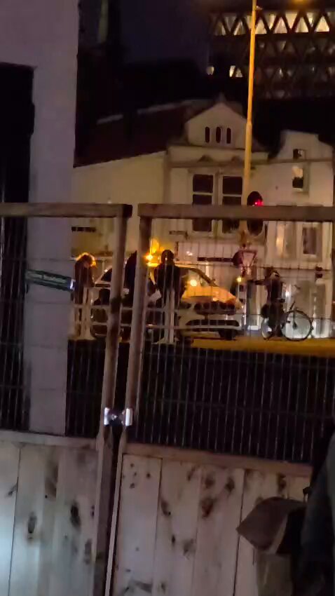 Auto te water aan de Blekersingel in Gouda