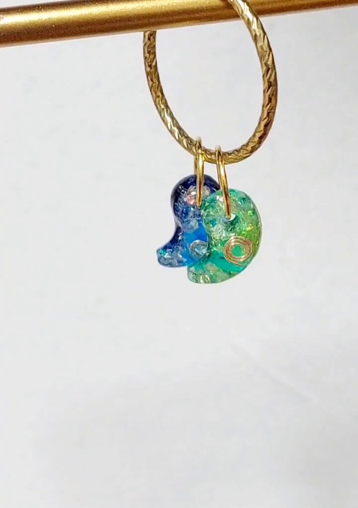 先日の投稿をご覧くださった遠方のフォロワー様から、勾玉(小)をお二つ