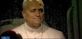 لحظة تأثر البابا بـالعرض البصري ضمن مراسم استقباله في القصر الرئاسي في بعبدا 