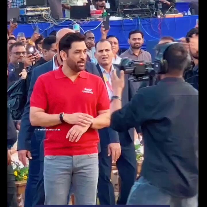 When MS Dhoni smiles, we Picture