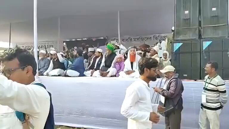 Thousands of Muslims Gather in Picture