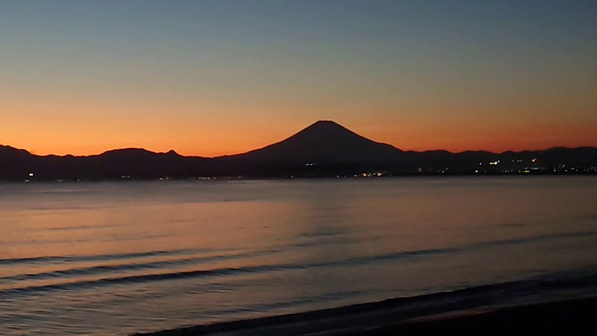新江ノ島水族館の黄昏🌇🌊 夕焼けに映る富士山🗻と波の音が美しいです