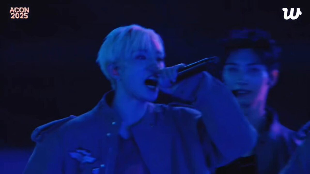 Love how haru now uses a hand mic too just like hyui and both are