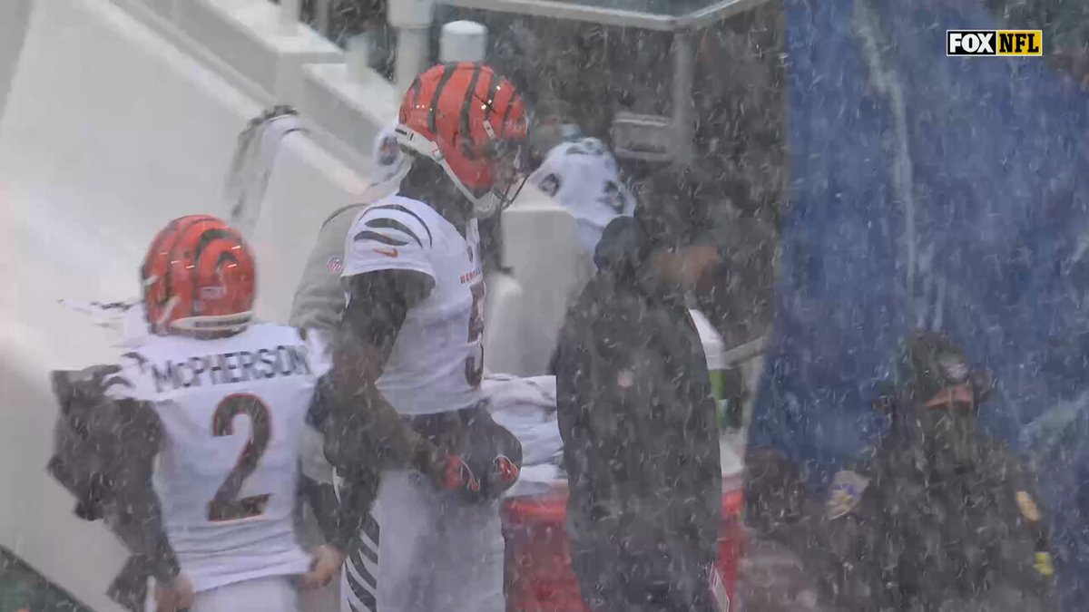 Tee Higgins is heading to the medical tent 