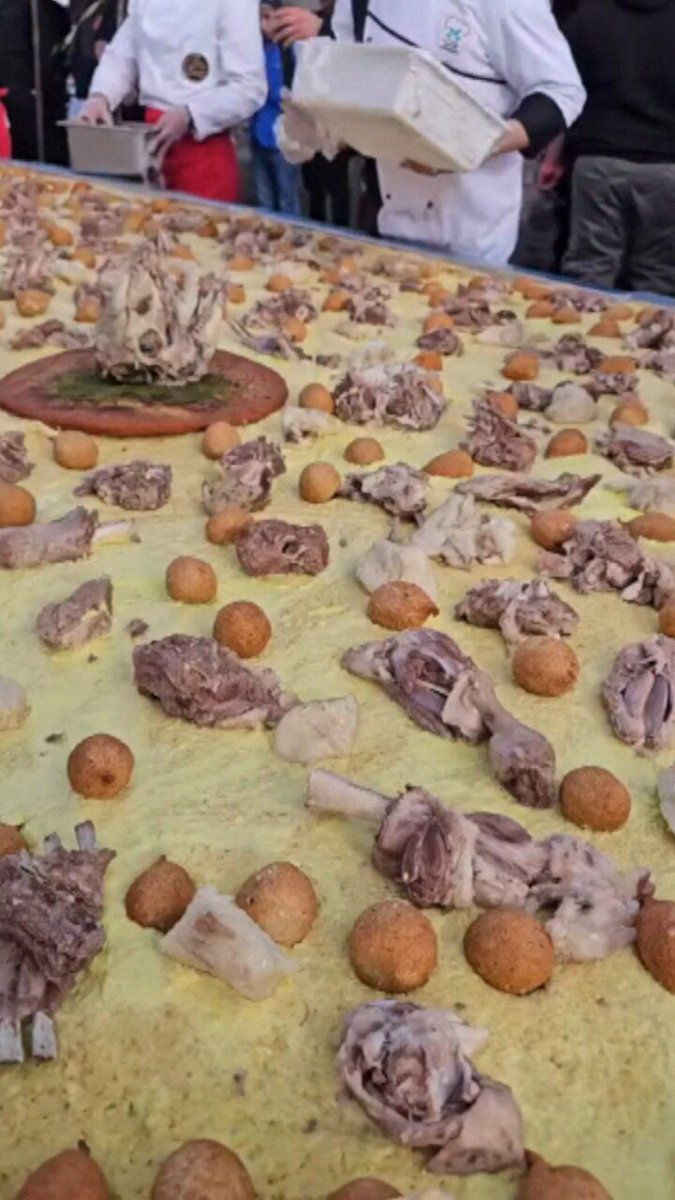 بطول 12 مترا.. أكبر منسف حوراني 