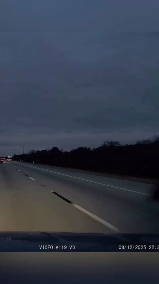 😳 Unbelievable! A plane literally Picture