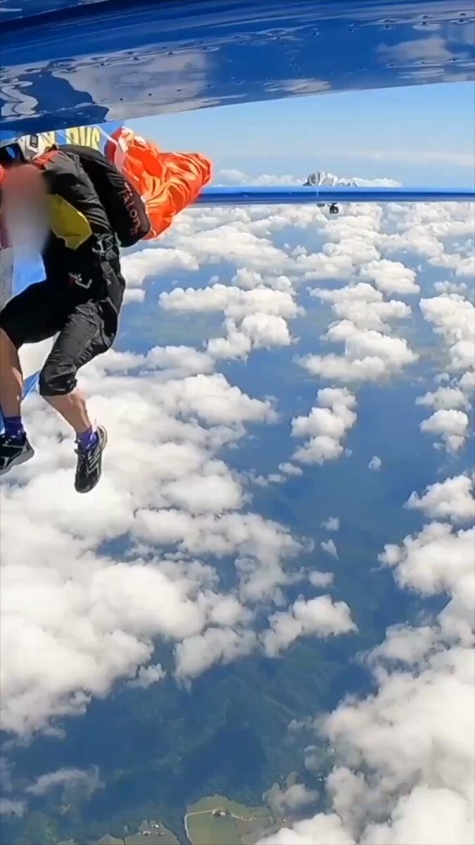 مظلي يعلق بطائرة على ارتفاع آلاف الأمتار 