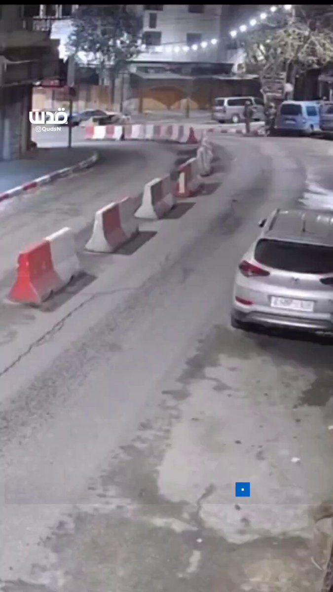 كان يمشي في طريقه، أوقفوه، أعادوه للخلف، ثم أعدموه بدمٍ بارد... هكذا أعدم جنود الاحتلال الشهيد أحمد الرجبي في في الخليل، قبل أيام 