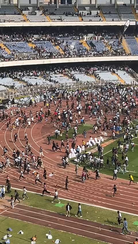 الشرطة الهندية تحتجز منظم زيارة ميسي بعد أعمال شغب في كولكاتا. الجماهير اقتحمت المدرجات وكسّرت المقاعد وألقت مقذوفات عقب ظهور ميسي لـ20 دقيقة فقط. المنظم تعهّد برد الأموال ورئيسة وزراء البنغال الغربية قدّمت اعتذارًا وفتحت تحقيقًا لسوء التنظيم 