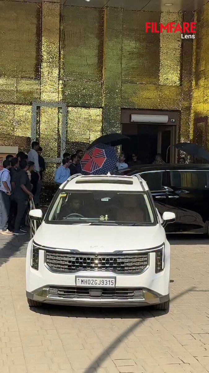 #ViratKohli and #AnushkaSharma touchdown in Picture