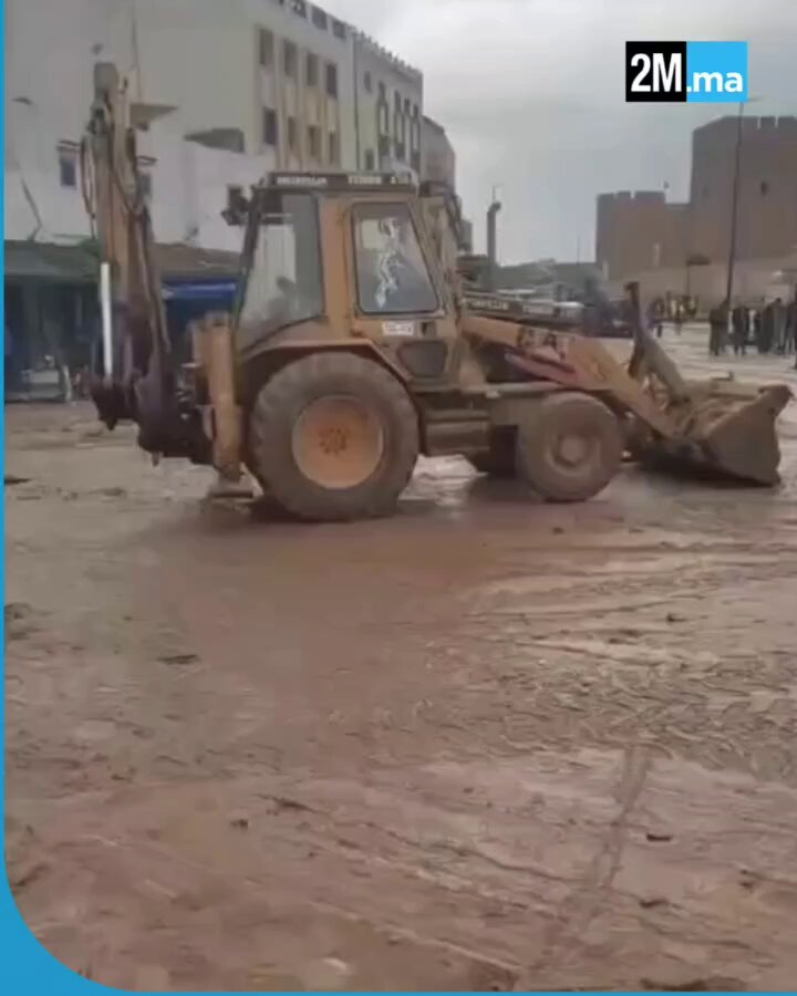 فيضانات آسفي.. 24 ساعة بعد الكارثة، تستمر الجهود لإزاحة الأوحال وإخلاء المسالك من مخلفات السيول وتأمين الممرات. #فيضانات_آسفي 