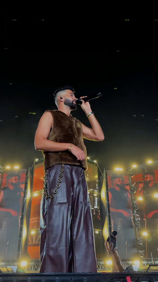 The entire concert erupted with Picture