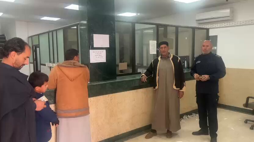 مصرف الجمهورية فرع الشويرف يواصل اليوم الخميس توزيع السيولة النقدية على المواطنين. 