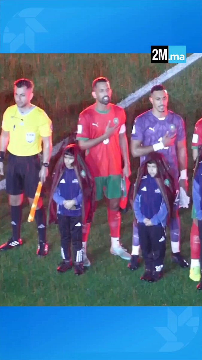 نهائي "كأس العرب" .. لاعبو المنتخب المغربي يهدون ستراتهم للأطفال المرافقين لهم أثناء عزف النشيد الوطني لحمايتهم من الأمطار. #متداول 